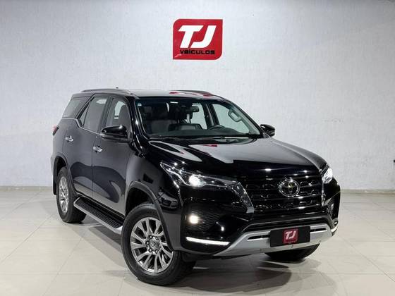 TOYOTA HILUX SW4 2.8 D-4D TURBO DIESEL SRX 7L 4X4 AUTOMÁTICO TOYOTA HILUX SW4 2.8 D-4D TURBO DIESEL SRX 7L 4X4 AUTOMÁTICO
